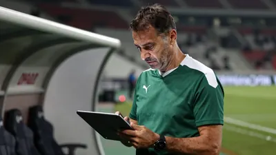 Fenerbahçe ve Konyaspor'un Fenerbahçe'de oynanacak karşılaşmasında VAR hakemi Sarper Barış Saka ve AVAR hakemi Gökhan...